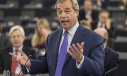 Belfast, rifugiato sudanese tenta di uccidere un uomo: esplodono proteste anti-migranti nel Regno Unito, il leader di Reform UK Nigel Farage chiede stretta sui visti