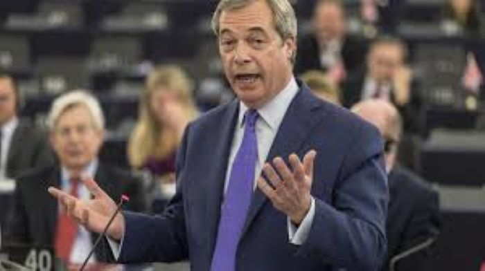 Belfast, rifugiato sudanese tenta di uccidere un uomo: esplodono proteste anti-migranti nel Regno Unito, il leader di Reform UK Nigel Farage chiede stretta sui visti